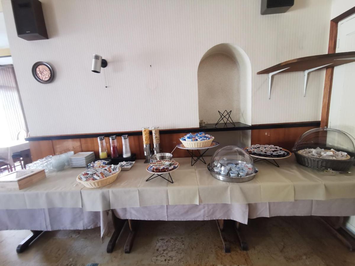 Hotel Le Tourisme Амбрюн Екстериор снимка