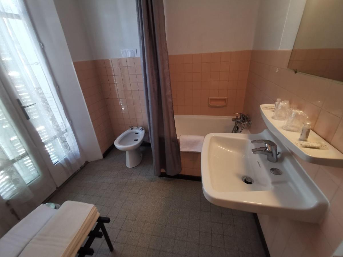 Hotel Le Tourisme Амбрюн Екстериор снимка